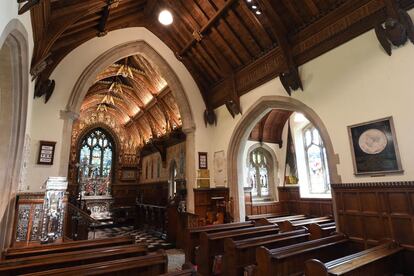 El interior de St Mary Magdalene donde también recibió el bautismo Diana, la abuela de Carlota de Cambridge.