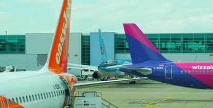 Aviones de Easyjet, Tui y Wizz Air ante la terminal del aeropuerto de Luton.