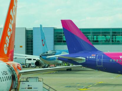 Aviones de Easyjet, Tui y Wizz Air ante la terminal del aeropuerto de Luton.