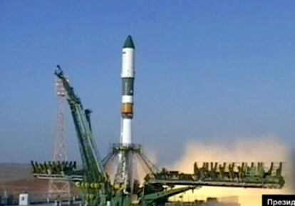 Imágenes tomadas de la televisión Rossiya 24 en el momento del despegue desde la base de Baikonur (Kazajistán) del cohete Soyuz con el carguero espacial Progress en la punta.