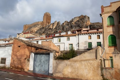 Vista del mal estado del castillo Berdejo, un pueblo de Zaragoza en la frontera con Soria.