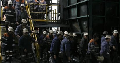 Un grupo de mineros saliendo del Pozo Santiago de Hunosa en Asturias.