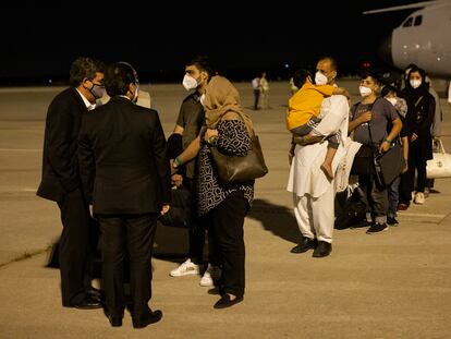 El ministro de Inclusión, Seguridad Social y Migraciones, José Luis Escrivá, en la recepción de afganos en la base aérea de Torrejón (Madrid), en agosto de 2021.