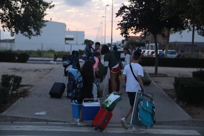 Los jóvenes salen en Burriana del autocar cargados con maletas, sillas de playa y neveras portátiles y se disponen a buscar un sitio en el camping.