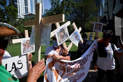 Protestas en el exterior de la convención anual de la Asociación Nacional del Rifle (NRA) con fotos de asesinados en la matanza de Uvalde.