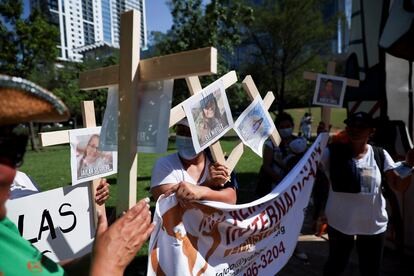 Protestas en el exterior de la convencin anual de la Asociacin Nacional del Rifle (NRA) con fotos de asesinados en la matanza de Uvalde.