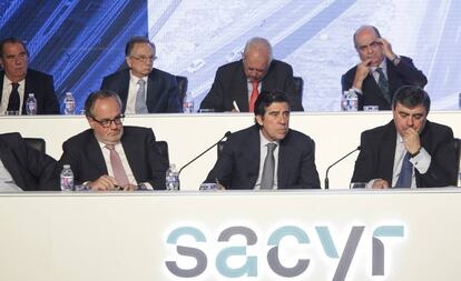 El consejero José Moreno, primero por la derecha en la fila superior, minutos antes de ser apartado del consejo de Sacyr.