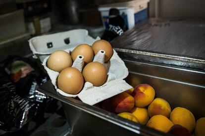 Vista de un cartón de huevos en un restaurante