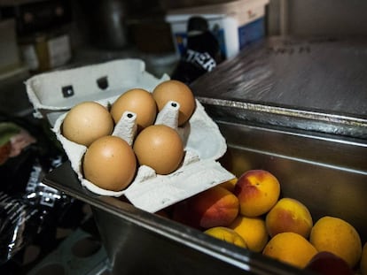 Vista de un cart&oacute;n de huevos en un restaurante 