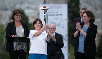 Colau amb la primera portadora de la torxa durant la celebració dels 25 anys del Jocs.