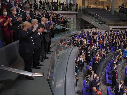 Angela Merkel saluda a los parlamentarios que le aplaudían en la investidura del nuevo Gobierno, este miércoles en el Bundestag.