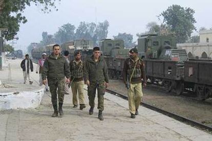 Militares paquistaníes y españoles, junto a un convoy ferroviario camino de Karachi.