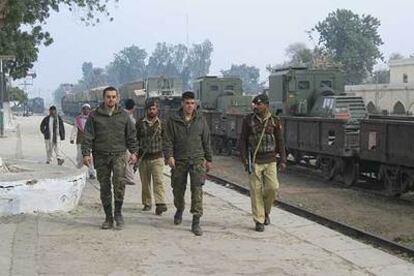 Militares paquistaníes y españoles, junto a un convoy ferroviario camino de Karachi.