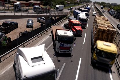 Decenas de camiones bloquean una carretera de acceso a Santiago de Chile