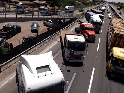 Decenas de camiones bloquean una carretera de acceso a Santiago de Chile