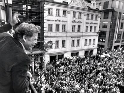 El dramaturgo Vaclav H&aacute;vel, reci&eacute;n elegido presidente, se dirige a los checos en una plaza de Praga. 