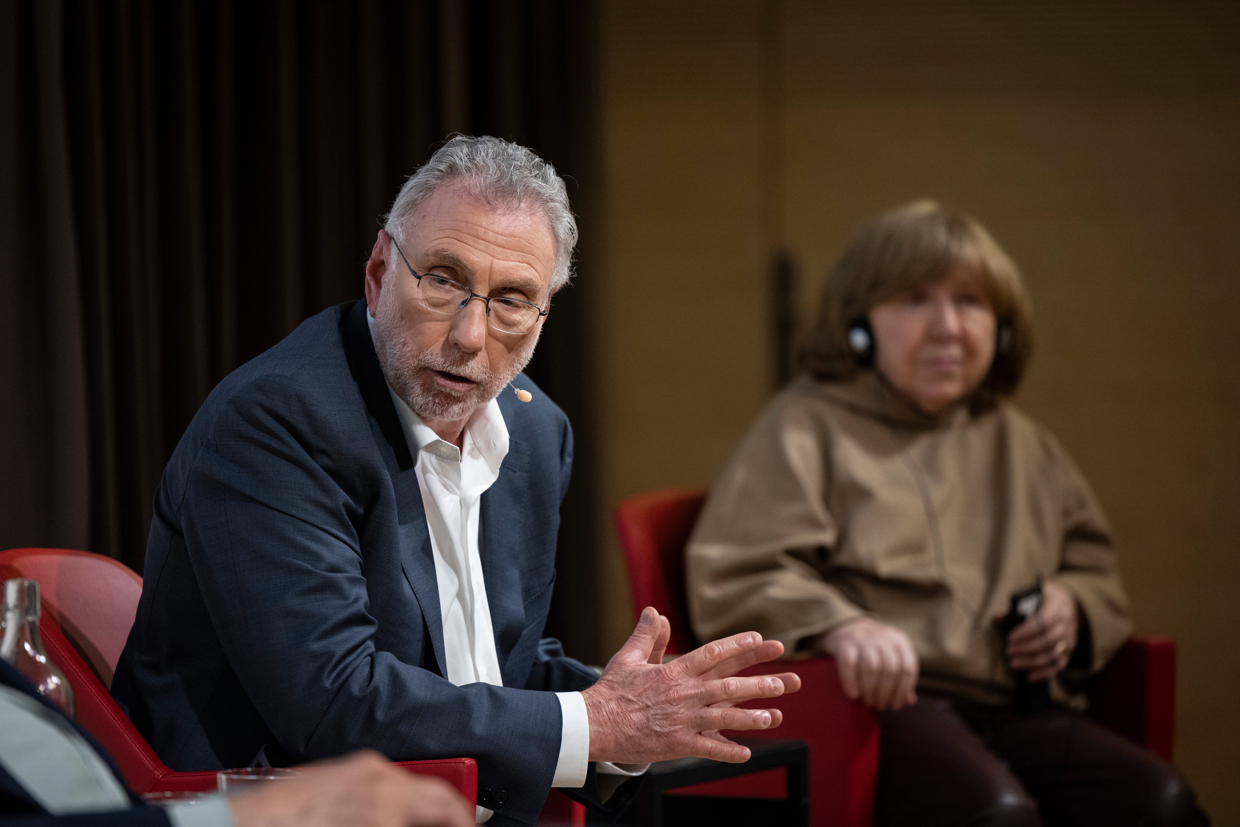 Martin Baron y Svetlana Alexiévich, durante el acto de este martes en Barcelona. 