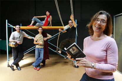 Alicia Sánchez (derecha) y la compañía Teatro del Mundo, en el ensayo de 'Amor es poder'.