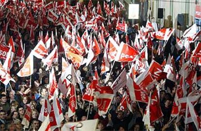 Militantes del PSOE festejan la victoria en la sede del partido.