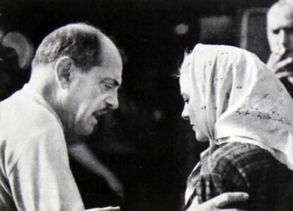 Buñuel dirige a Pinal en la locación de 'Viridiana', rodada en Madrid.