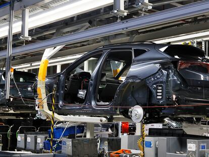 Una unidad del Cupra Formentor en pleno proceso de ensamblaje en la fábrica de Martorell (Barcelona).