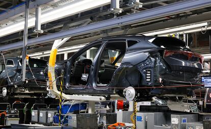 Una unidad del Cupra Formentor en pleno proceso de ensamblaje en la fábrica de Martorell (Barcelona).