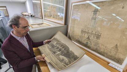 Juan Jos&eacute; Lahuerta con una de las fotograf&iacute;as de la exposici&oacute;n de Gaud&iacute; de 1910 y su proyecto de fuente para la plaza de Catalunya.