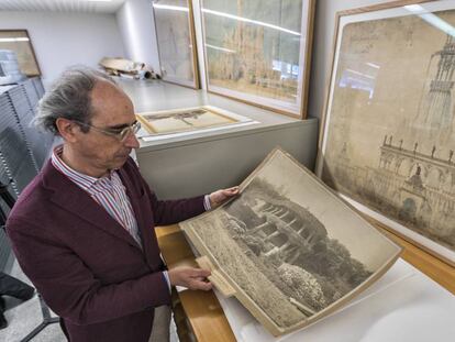 Juan Jos&eacute; Lahuerta con una de las fotograf&iacute;as de la exposici&oacute;n de Gaud&iacute; de 1910 y su proyecto de fuente para la plaza de Catalunya.