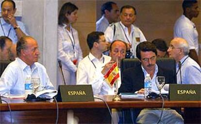 Aznar y el Rey, durante el plenario de la XII Cumbre Iberoamericana.