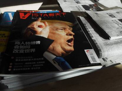Una revista china con Trump en la portada, en una oficina de Pek&iacute;n.