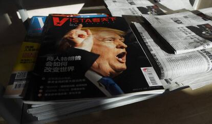 Una revista china con Trump en la portada, en una oficina de Pek&iacute;n.