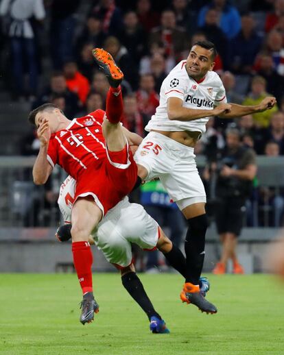 Encontronazo entre Robert Lewandowski y Gabriel Mercado.