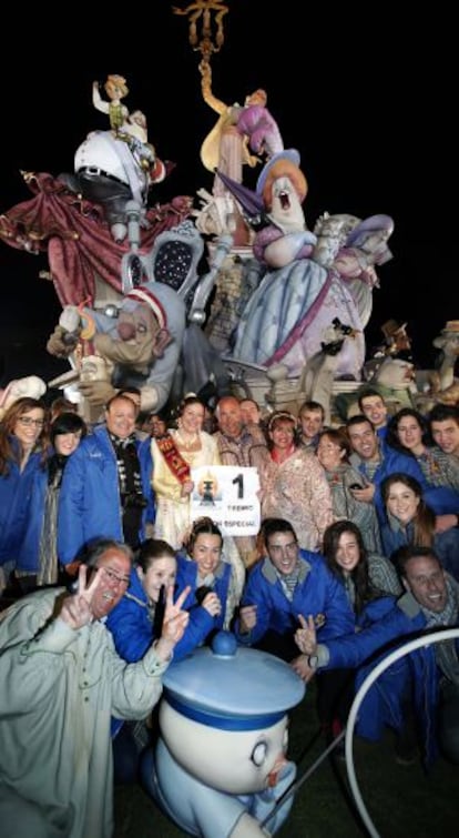 La comisión de Nou Campanar celebra el primer premio de la sección especial.