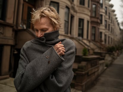 La escritora Siri Hutsvedt en su barrio en Brooklyn, Nueva York.