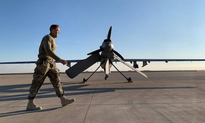 Un soldado estadounidense camina delante de un dron en la base áerea de Ain Al Asad, en Irak, el pasado 13 de enero.