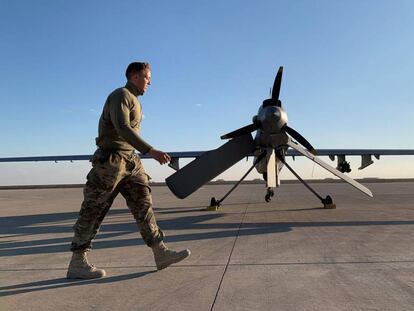 Un soldado estadounidense camina delante de un dron en la base áerea de Ain Al Asad, en Irak, el pasado 13 de enero.