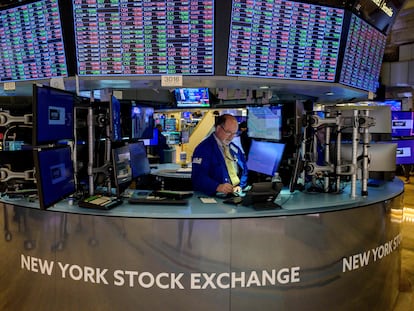 Traders work during the opening bell at the New York Stock Exchange (NYSE) on Wall Street in New York City on August 16, 2022. - Wall Street stocks were mostly lower early Tuesday following lackluster housing data and as Walmart results highlighted how inflation is altering consumer behavior. (Photo by ANGELA WEISS / AFP) (Photo by ANGELA WEISS/AFP via Getty Images)