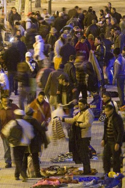 Ambiente en el mercadillo de la plaza de las Glòries.