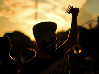 Manifestantes do movimento 'Vidas Negras Importam' participam de ato contra o racismo em 7 de junho, no Rio de Janeiro.