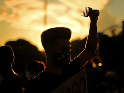 Manifestantes do movimento 'Vidas Negras Importam' participam de ato contra o racismo em 7 de junho, no Rio de Janeiro.