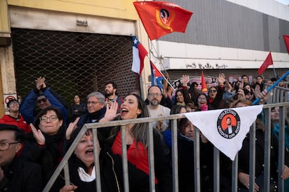 Varias personas se manifiestan en apoyo a Gabriel Boric frente a la sede del Congreso Nacional durante la presentación de la tercera cuenta pública.