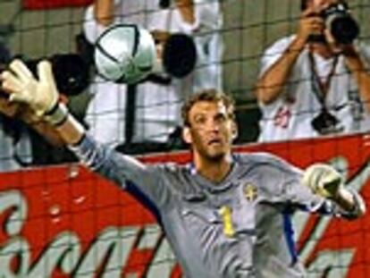 Edwin van der Sar, el portero de Holanda, se lanza a parar uno de los penaltis.