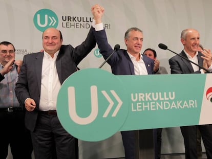 Andoni Ortuzar, Iñigo Urkullu y Josu Erkoreka celebran la victoria del PNV en las elecciones vascas de septiembre de 2016.