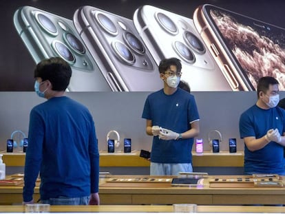 Empleados de una tienda de Apple en Pekín, reabierta el pasado 14 de febrero.