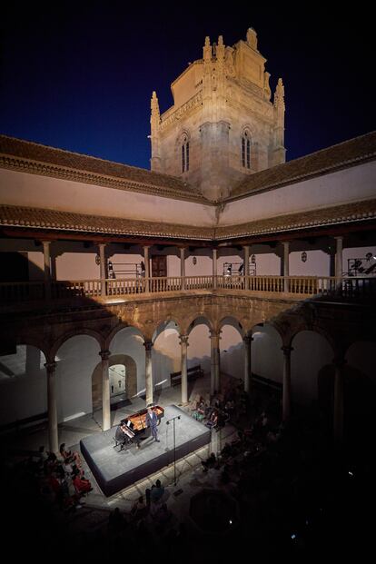 Vista cenital del Patio de los Mármoles del Hospital Real durante el concierto de Ian Bostridge e Igor Levit.