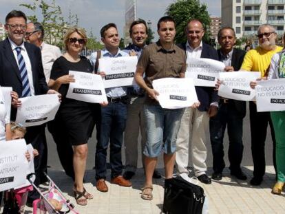 Ximo Puig, Consol Castillo, Amadeu Sanchis y Carles Hern&aacute;ndez, con otros representantes pol&iacute;ticos y sociales. 