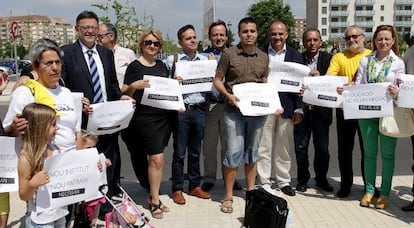 Ximo Puig, Consol Castillo, Amadeu Sanchis y Carles Hernández, con otros representantes políticos y sociales.