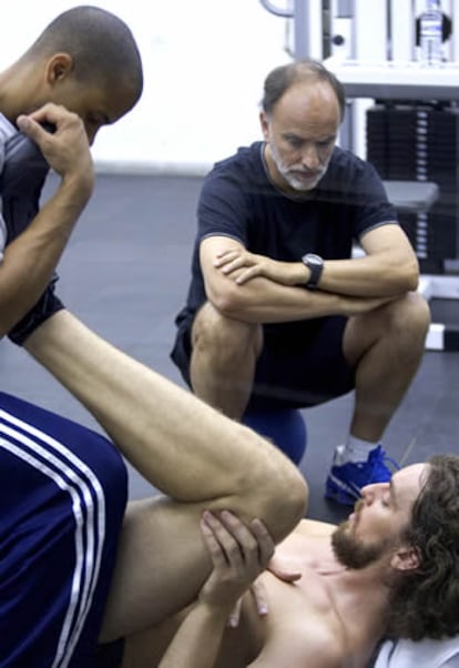 Gasol, en su sesión de entrenamiento con dos preparadores físicos