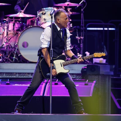 MADRID, 12/06/2024.- El cantante, guitarrista y compositor estadounidense Bruce Springsteen acompañado por la E. Street Band durante el concierto que ofrecen hoy miércoles en el estadio Metropolitano, en Madrid. EFE/ Juanjo Martín
