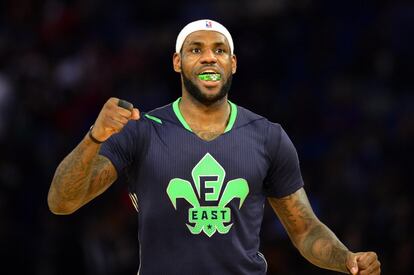 LeBron James celebra una canasta.